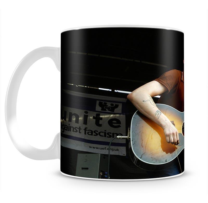 Pete Doherty on stage 2005 Mug - Canvas Art Rocks - 2