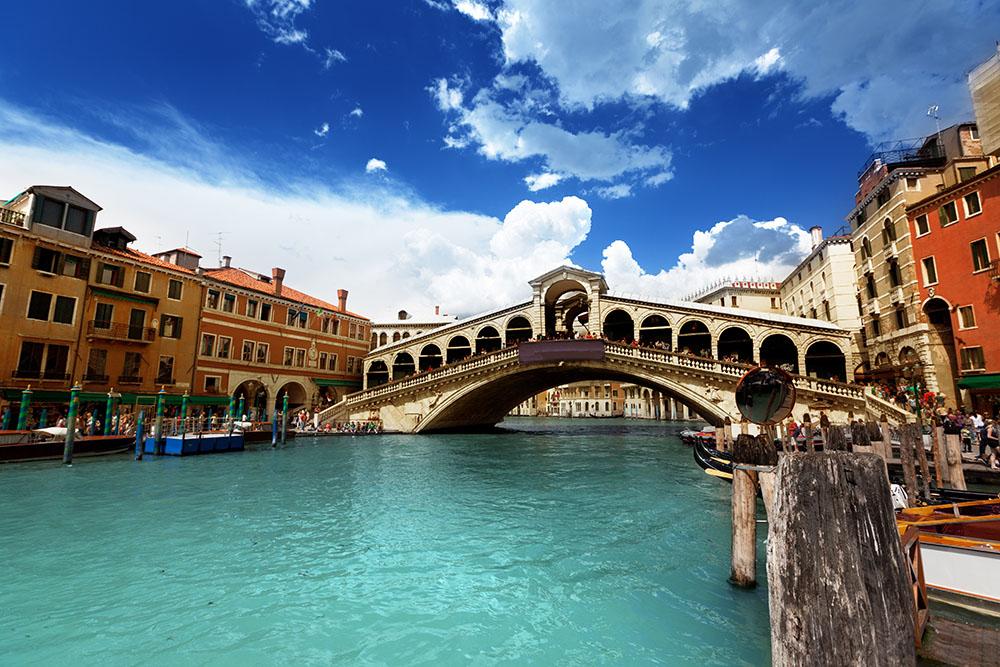 Rialto bridge in Venice Wall Mural Wallpaper - Canvas Art Rocks - 1