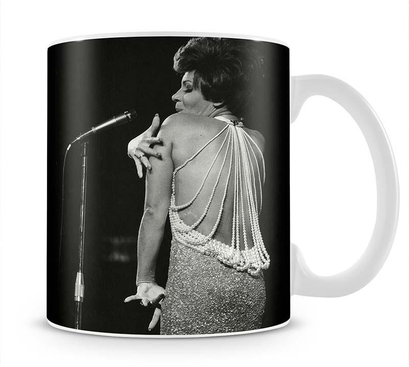 Shirley Bassey on stage Mug - Canvas Art Rocks - 1