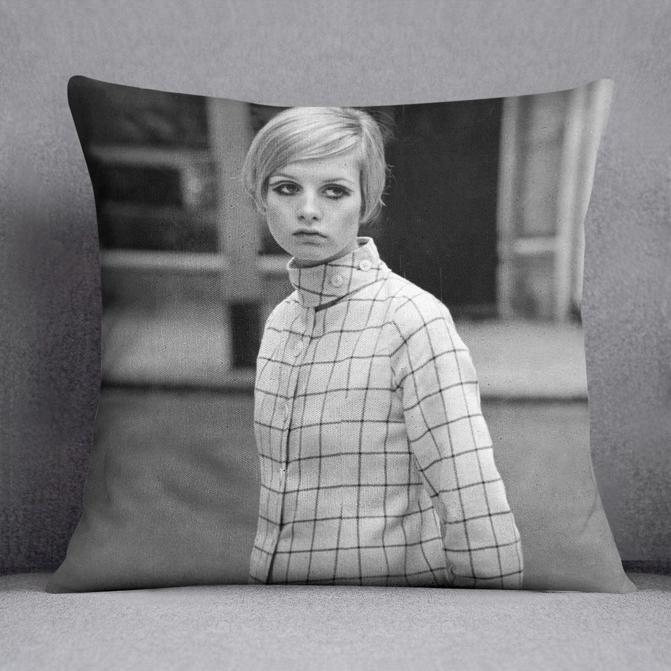 60s model Twiggy Cushion - Canvas Art Rocks - 1