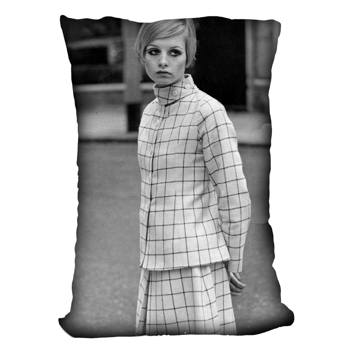 60s model Twiggy Cushion - Canvas Art Rocks - 4