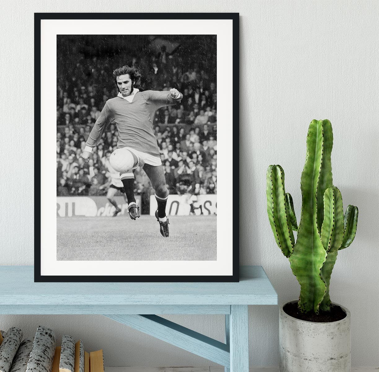 George Best Manchester United in 1971 Framed Print - Canvas Art Rocks - 1