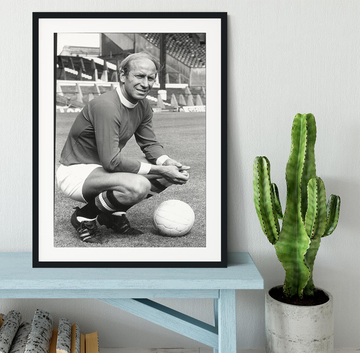 Manchester United Footballer Sir Bobby Charlton 1971 Framed Print - Canvas Art Rocks - 1