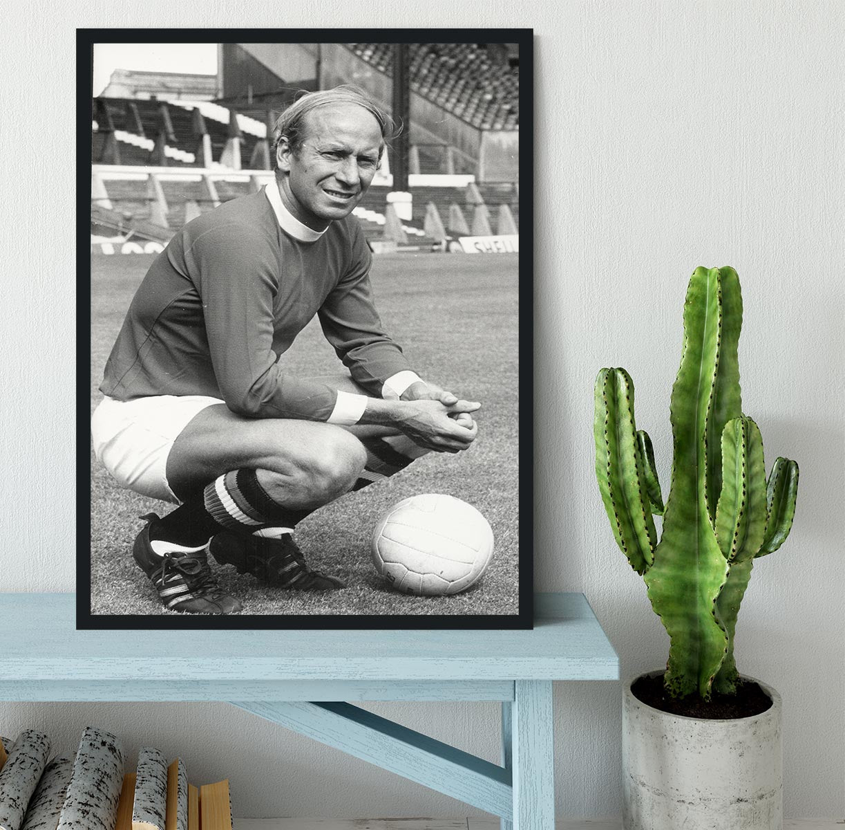 Manchester United Footballer Sir Bobby Charlton 1971 Framed Print - Canvas Art Rocks - 2