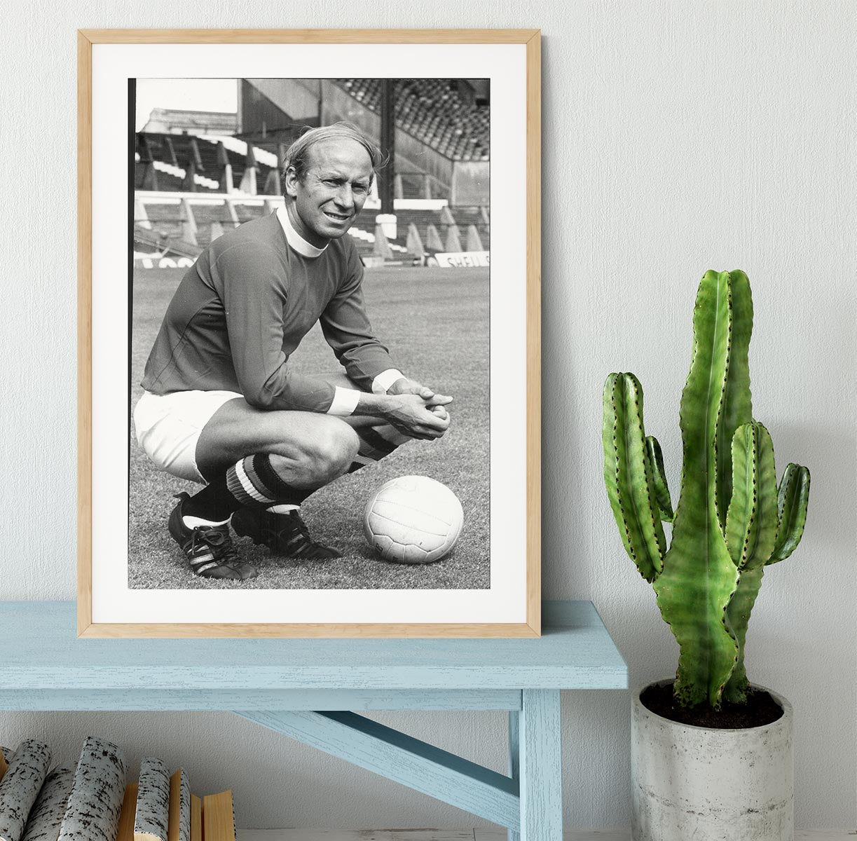 Manchester United Footballer Sir Bobby Charlton 1971 Framed Print - Canvas Art Rocks - 3