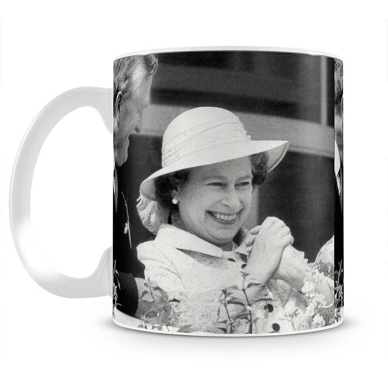 Queen Elizabeth II charmed at the Epsom Derby Mug - Canvas Art Rocks - 2
