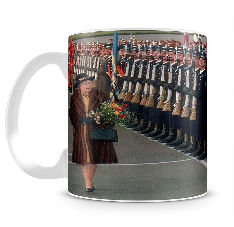 Queen Elizabeth II inspecting the guard of honour in Moscow Mug - Canvas Art Rocks - 2