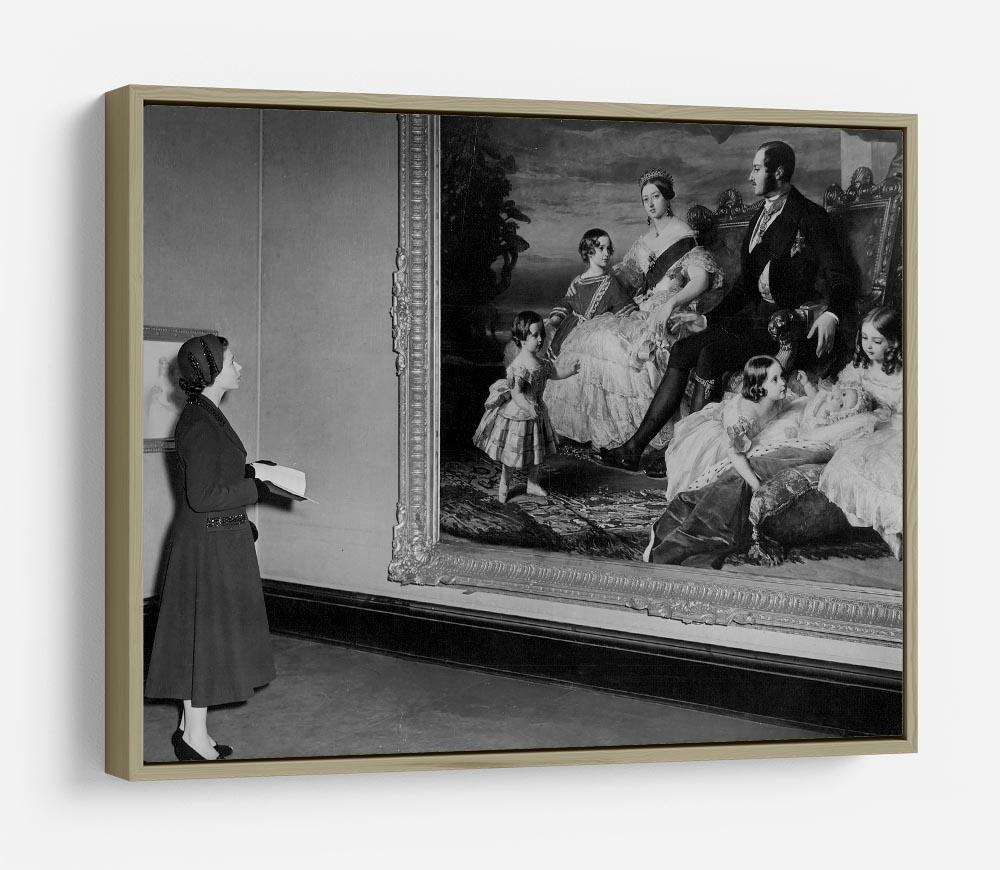 Queen Elizabeth II viewing a portrait of Queen Victoria HD Metal Print