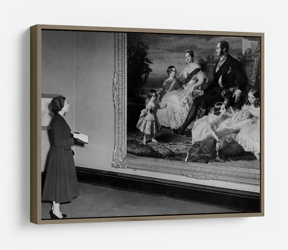 Queen Elizabeth II viewing a portrait of Queen Victoria HD Metal Print