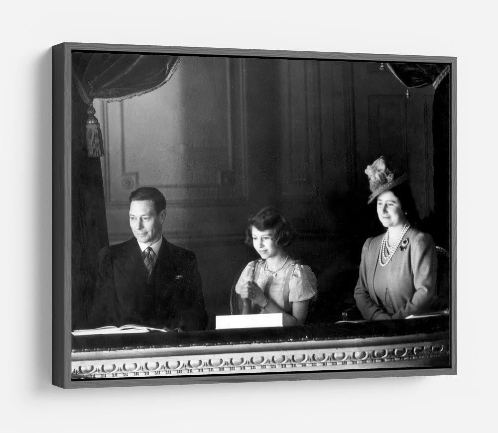 Queen Elizabeth II with her parents entranced viewing the stage HD Metal Print