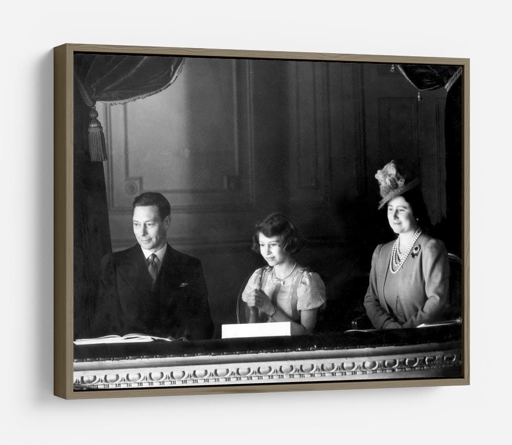 Queen Elizabeth II with her parents entranced viewing the stage HD Metal Print